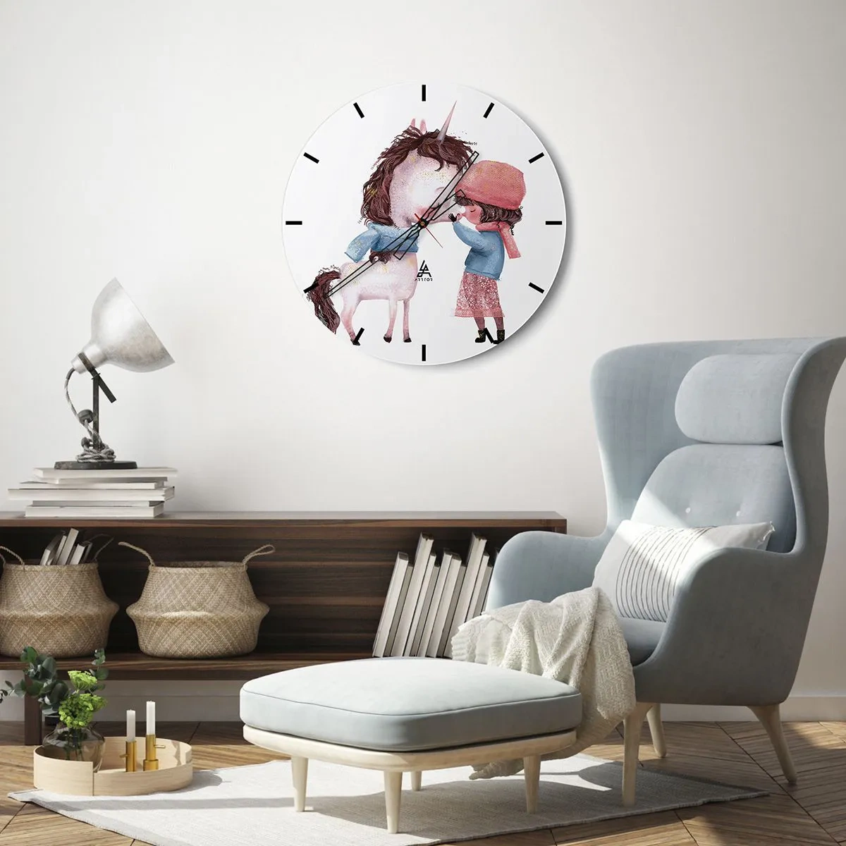 Väggklocka - Klocka på glas - En flicka i vinterdräkt som kysser en enhörning på vit bakgrund - 30x30cm - Vintersaga - Modern väggdekoration för vardagsrum, kök och sovrum ARTTOR