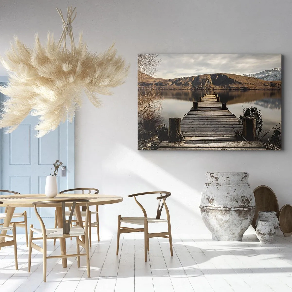 Canvastavla - Bild på duk - En träpir över en sjö omgiven av pittoreska kullar - 70x50cm - Ett landskap i tystnad - Modern väggdekoration för vardagsrum och sovrum ARTTOR