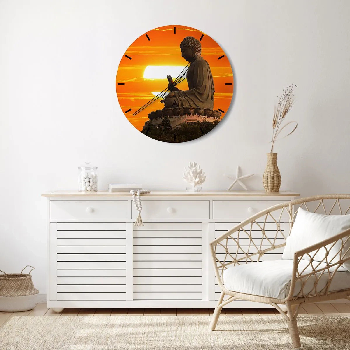 Väggklocka - Klocka på glas - En Buddhastaty mot bakgrund av en intensiv solnedgång i varma färger. - 30x30cm - Utan rädsla för världen - Modern väggdekoration för vardagsrum, kök och sovrum ARTTOR