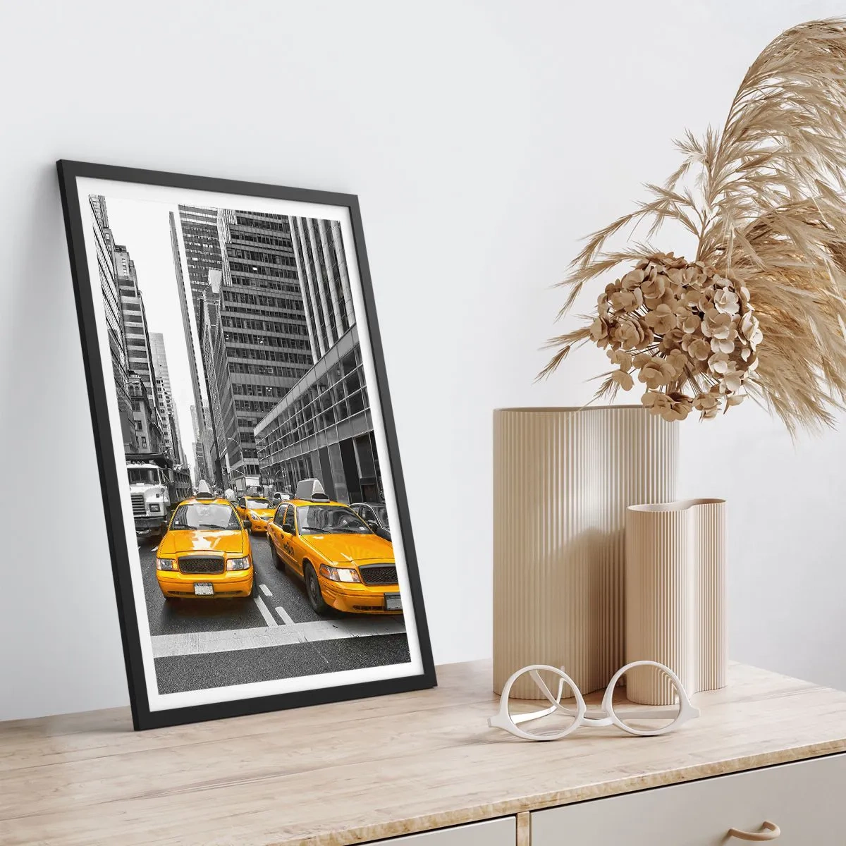 Affisch i svart ram - Gula taxibilar på New Yorks gator - 50x70cm - Vi färgar denna stad - Modern väggdekoration för vardagsrum och sovrum ARTTOR