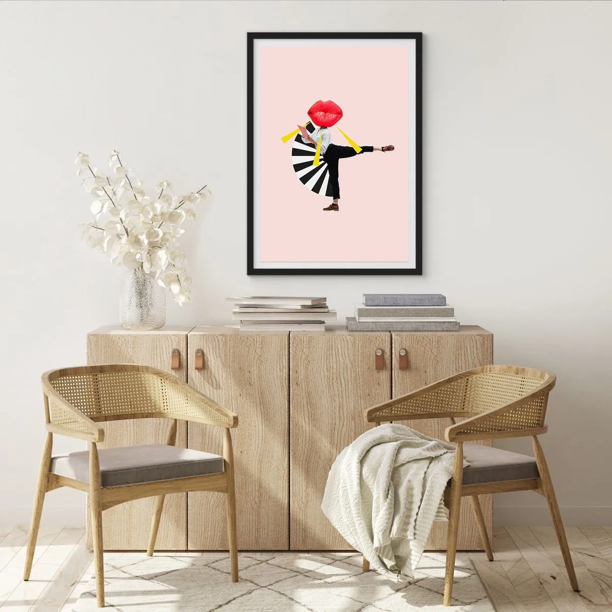 Affisch i svart ram - En surrealistisk komposition med läppar och geometriska element mot en rosa bakgrund. - 50x70cm - Surrealistisk pop-art - Modern väggdekoration för vardagsrum och sovrum ARTTOR