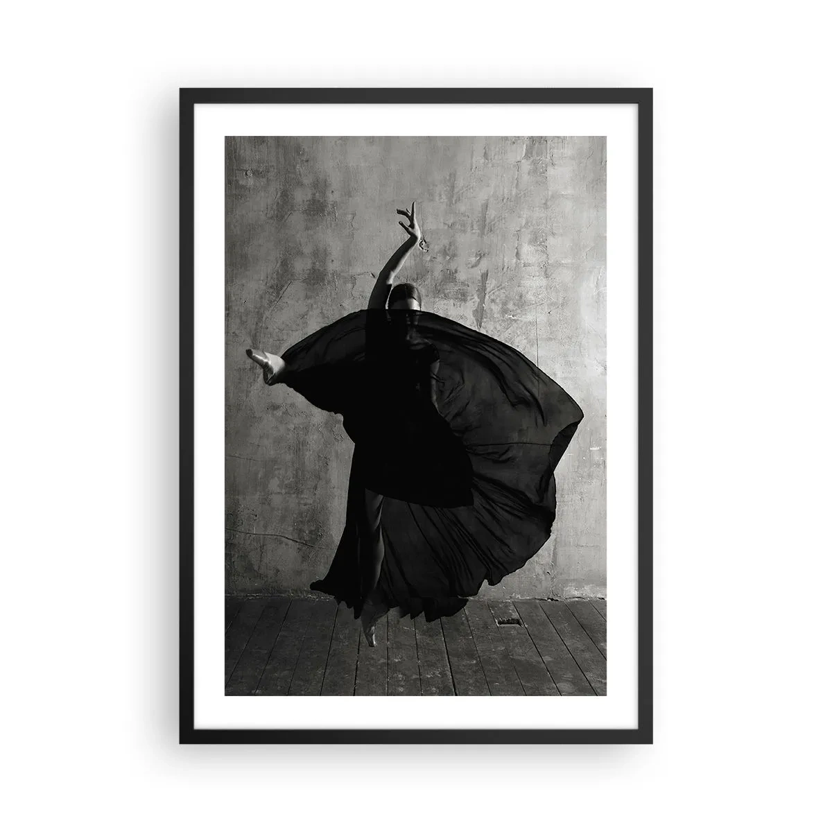 Affisch i svart ram - En svartvit bild av en dansare i dynamisk rörelse mot en rå vägg. - 50x70cm - Full av passion - Modern väggdekoration för vardagsrum och sovrum ARTTOR
