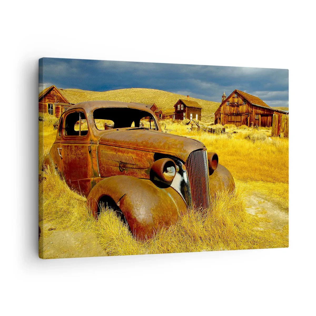 Canvastavla - Bild på duk - En gammal rostig bil mot bakgrund av övergivna trähyddor - 70x50cm - Välförtjänt vila - Modern väggdekoration för vardagsrum och sovrum ARTTOR