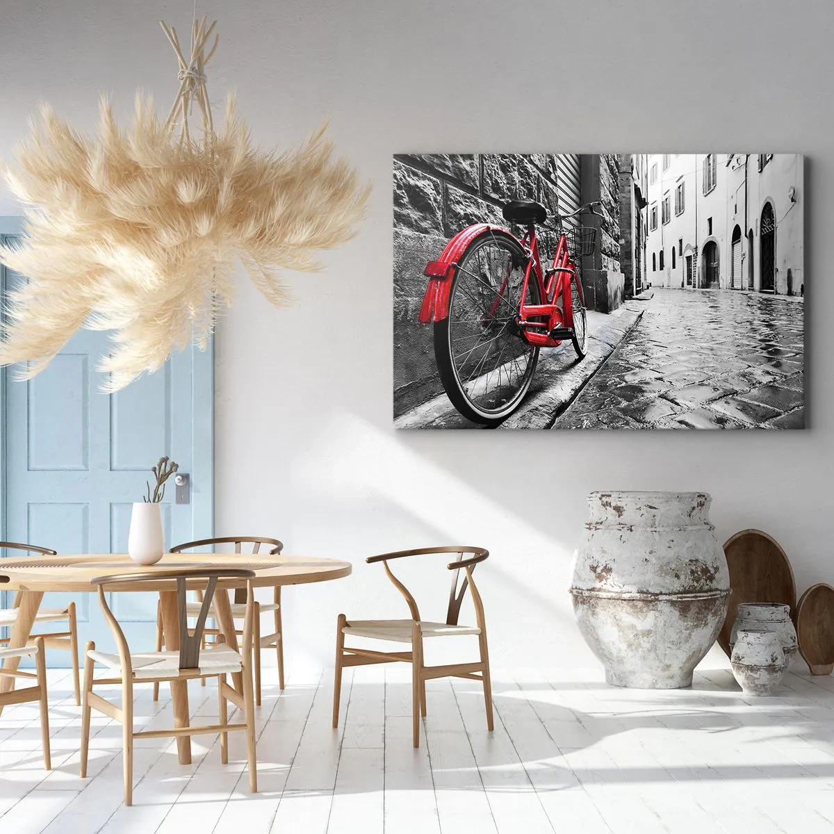Canvastavla - Bild på duk - Röd cykel på en svartvit gata - 70x50cm - Den riktiga skönheten åldras inte - Modern väggdekoration för vardagsrum och sovrum ARTTOR