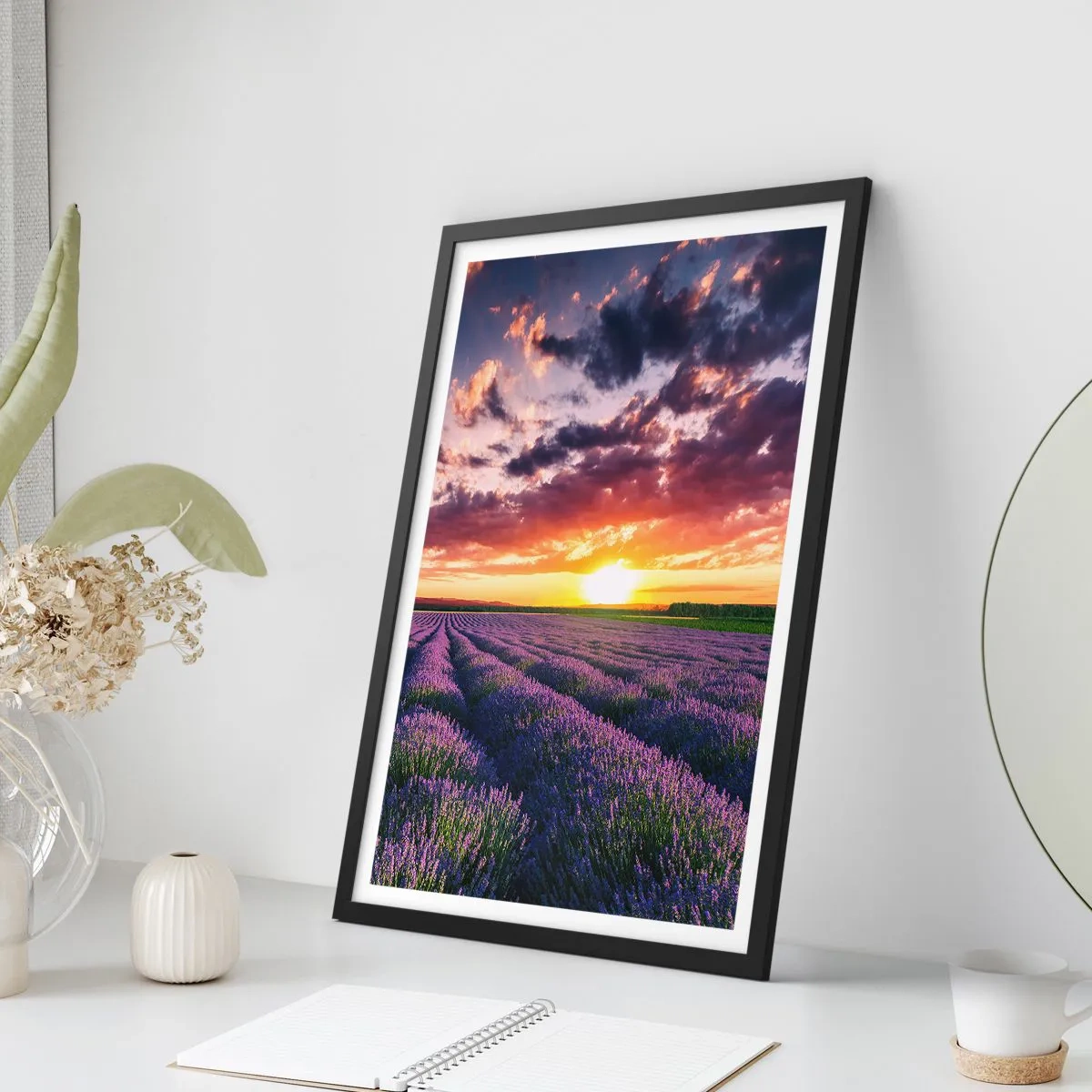 Affisch i svart ram - Lavendelfält vid solnedgången - 50x70cm - Lavandelvärld - Modern väggdekoration för vardagsrum och sovrum ARTTOR