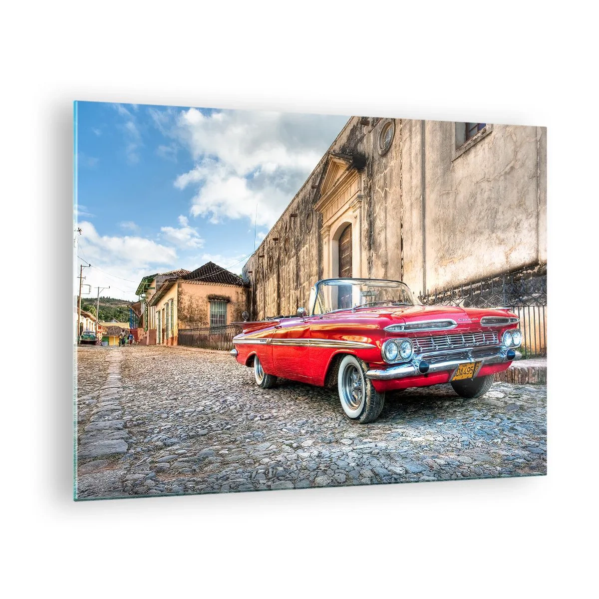 Glastavla - Bild på glas - En klassisk röd cabriolet på en kullerstensgata i retromiljö - 70x50cm - Kubansk stämning - Modern väggdekoration för vardagsrum och sovrum ARTTOR