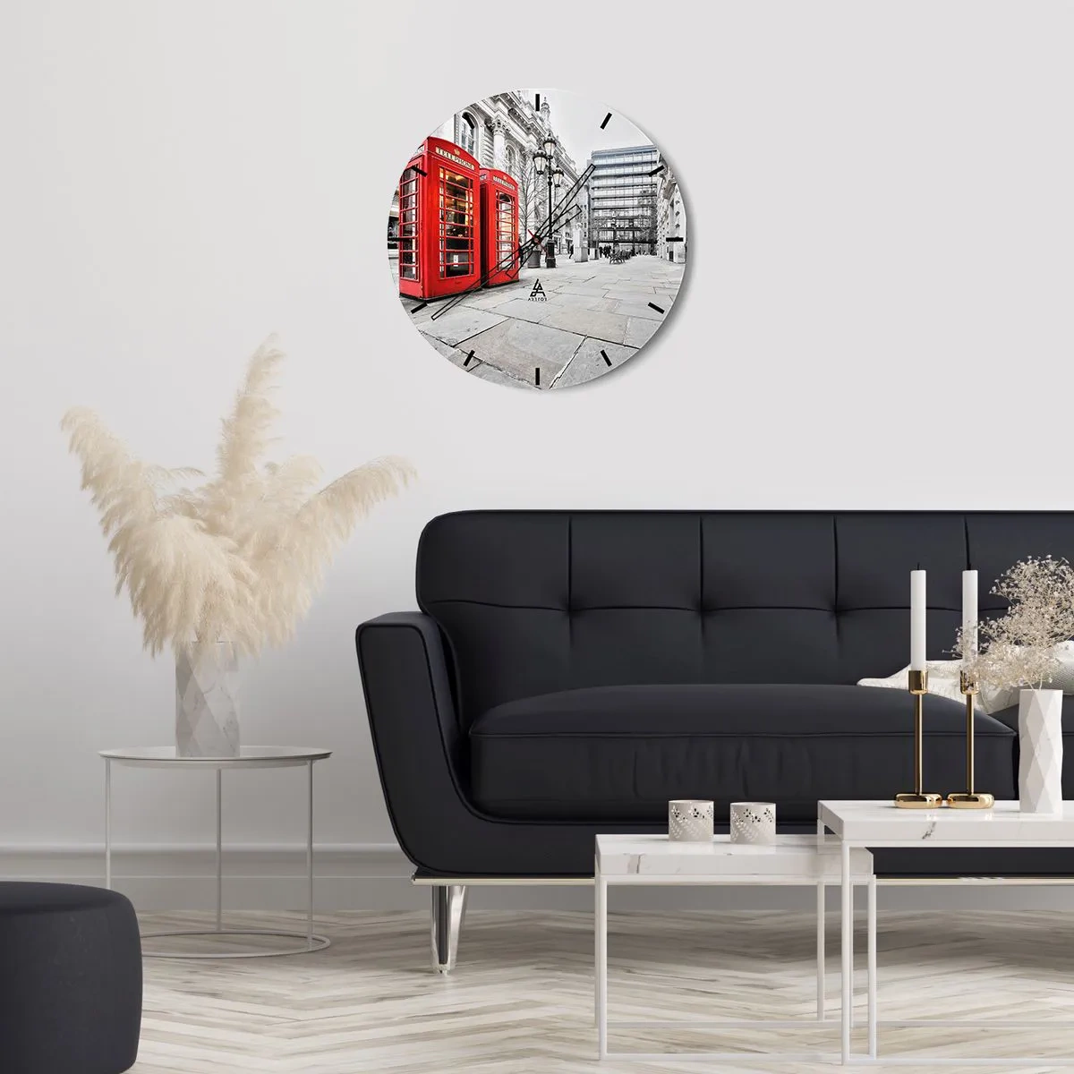 Väggklocka - Klocka på glas - Röda telefonkiosker i en urban miljö - 30x30cm - Welcome to London - Modern väggdekoration för vardagsrum, kök och sovrum ARTTOR
