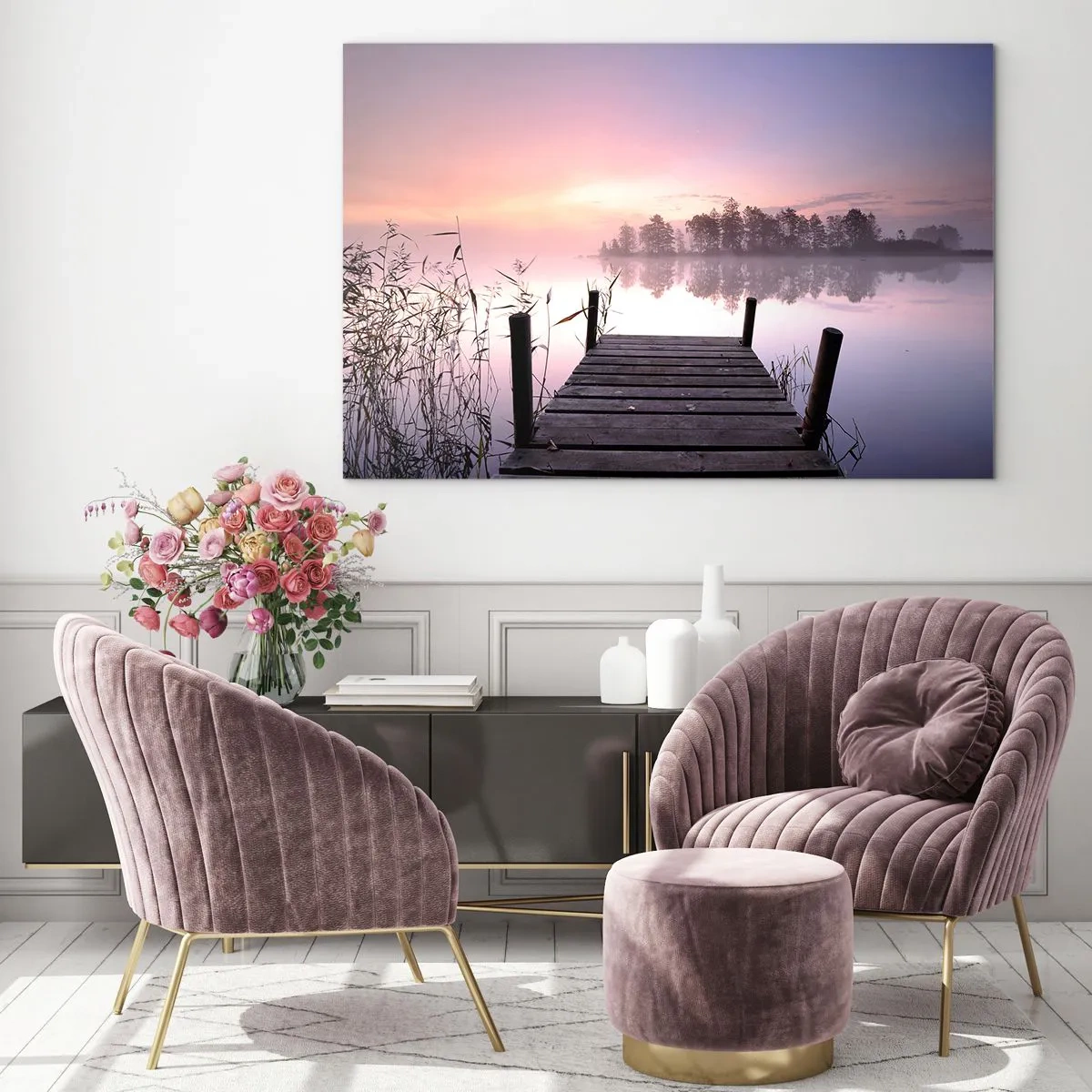 Glastavla - Bild på glas - En pir vid soluppgången över en lugn sjö - 70x50cm - Ur liljedimman... - Modern väggdekoration för vardagsrum och sovrum ARTTOR