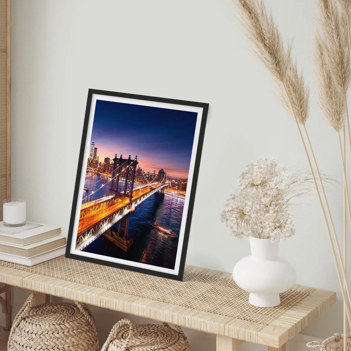 Affisch i svart ram - New York City Bridge på natten med utsikt över staden - 50x70cm - Över ljusbron till stadens hjärta - Modern väggdekoration för vardagsrum och sovrum ARTTOR