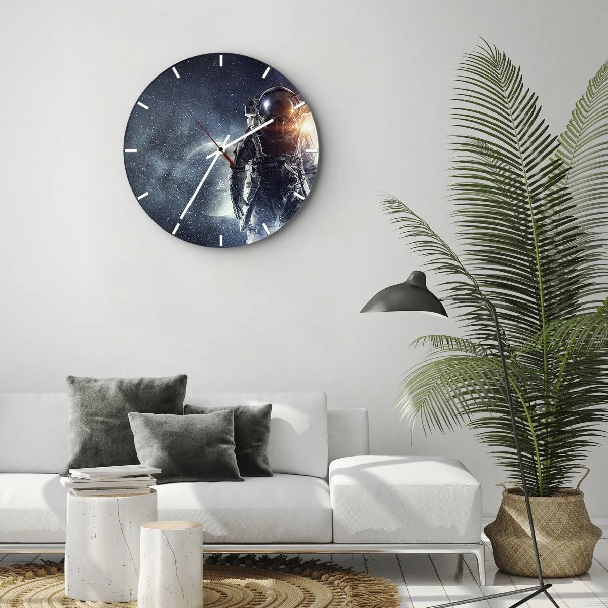 Väggklocka - Klocka på glas - Astronaut i rymden med en planet och stjärnor i bakgrunden - 30x30cm - Äventyr i rymden - Modern väggdekoration för vardagsrum, kök och sovrum ARTTOR