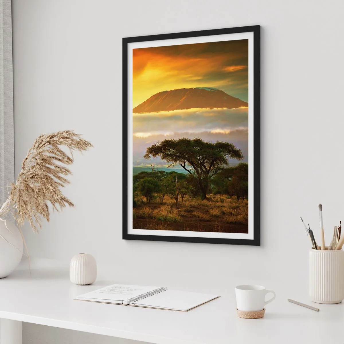 Affisch i svart ram - Kilimanjaro vid solnedgången i den afrikanska savannen - 50x70cm - Resenärens dröm - Modern väggdekoration för vardagsrum och sovrum ARTTOR