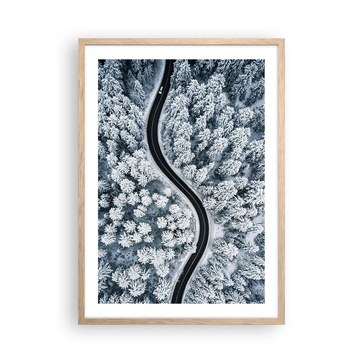 Affisch i ram av ljusek - Genom vinterskogen - 50x70 cm