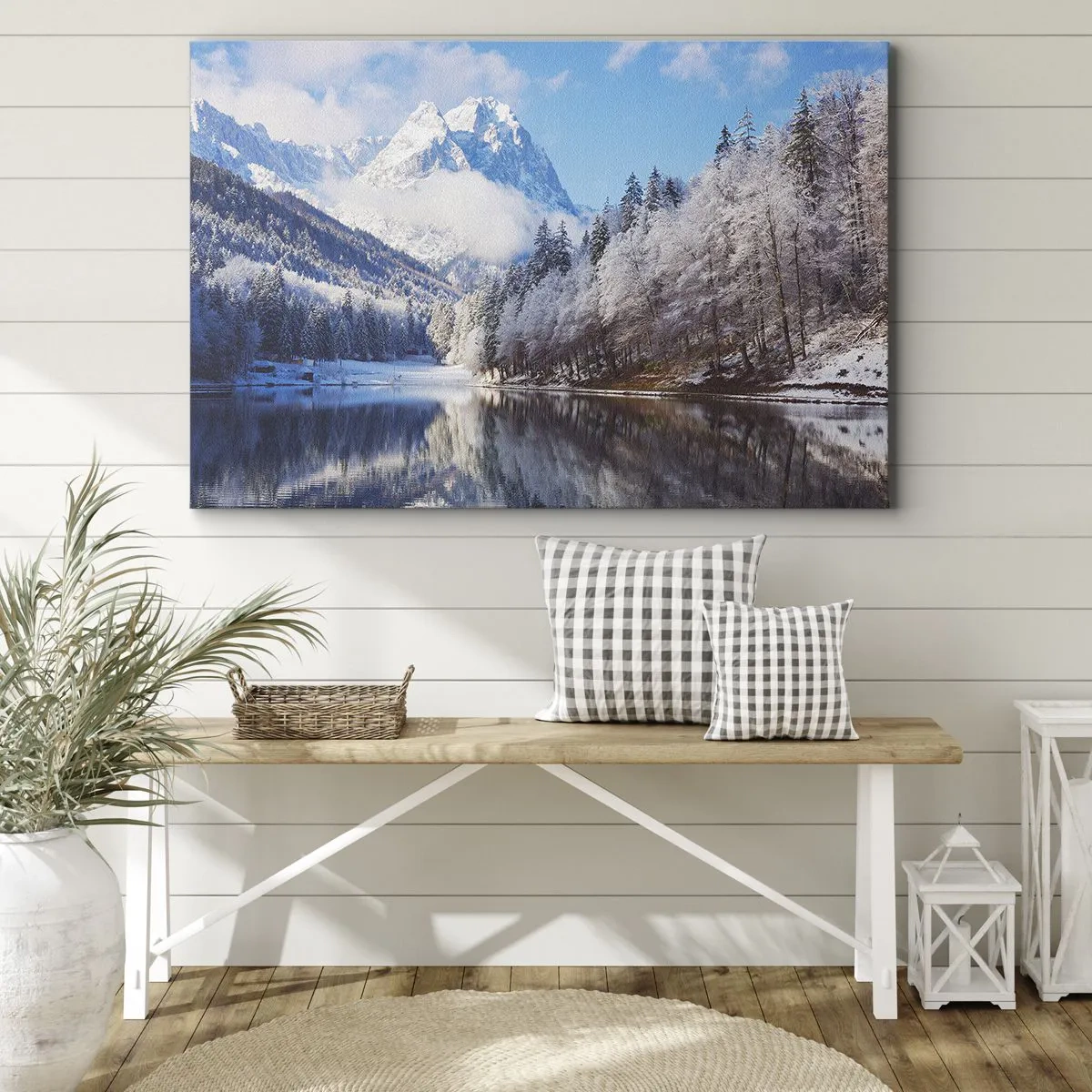 Canvastavla - Bild på duk - Vinterbergslandskap med snötäckta träd och en sjö - 70x50cm - Snövakt - Modern väggdekoration för vardagsrum och sovrum ARTTOR