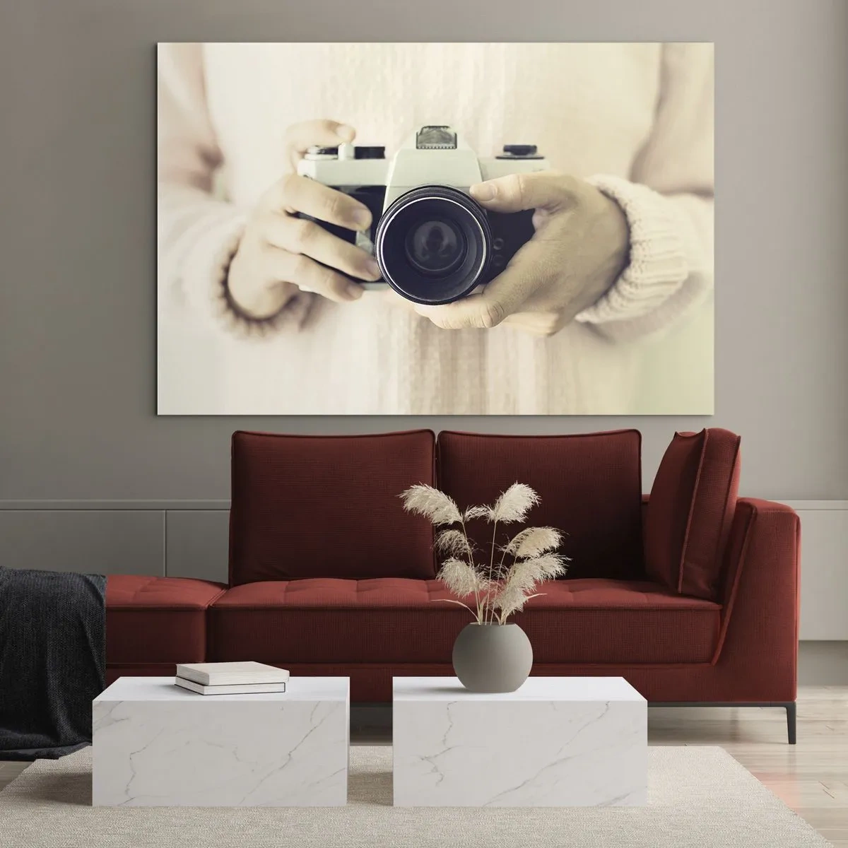 Glastavla - Bild på glas - En person som håller en klassisk kamera i sina händer - 70x50cm - För att veta mer... - Modern väggdekoration för vardagsrum och sovrum ARTTOR