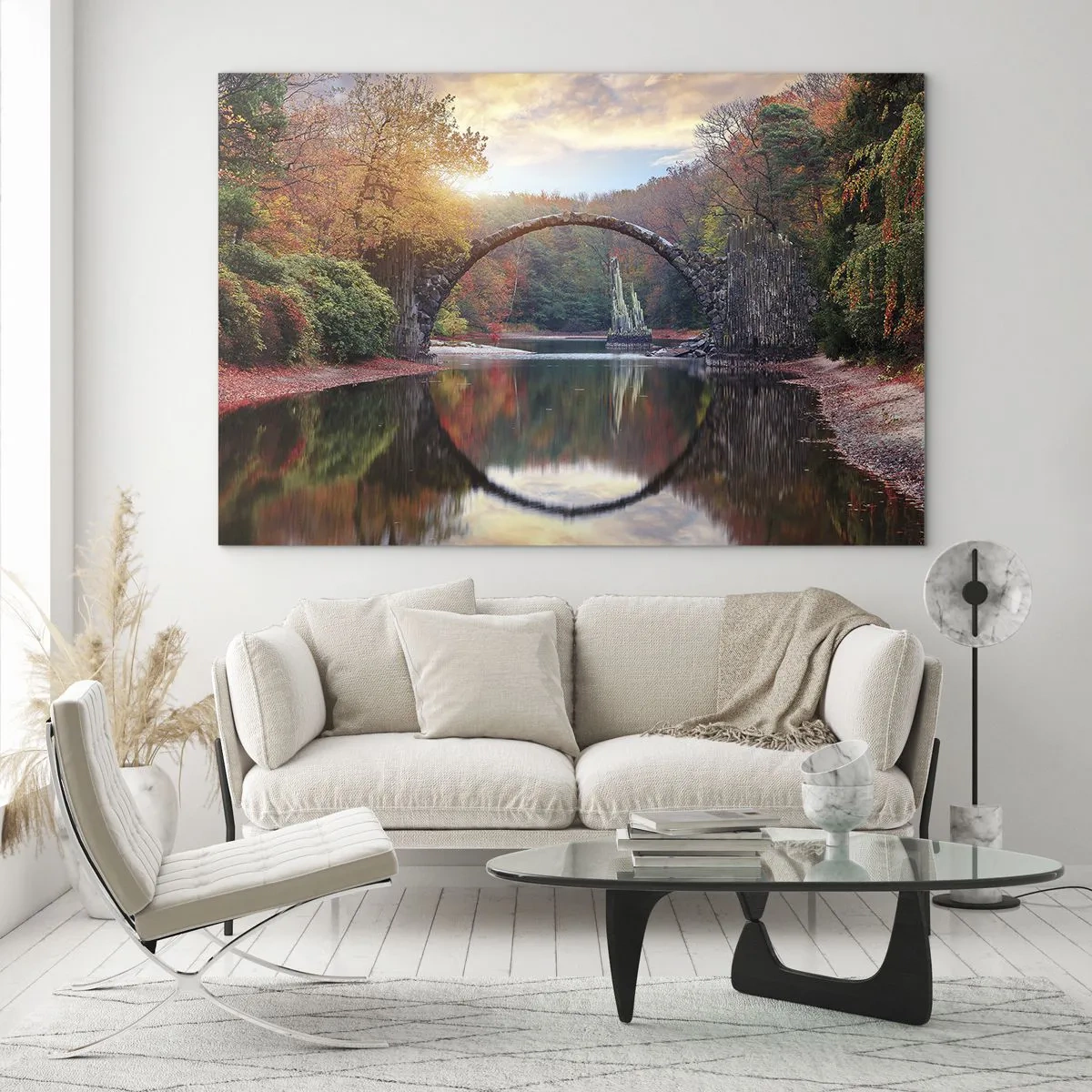 Glastavla - Bild på glas - En stenbro reflekterad i en sjö mitt i en höstskog - 70x50cm - På andra sidan av spegeln - Modern väggdekoration för vardagsrum och sovrum ARTTOR