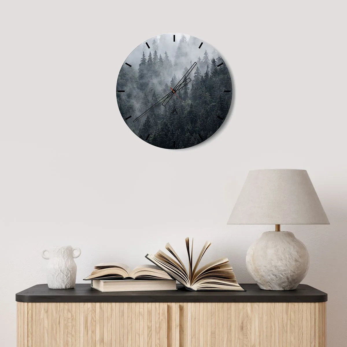 Väggklocka - Klocka på glas - En dimmig barrskog i en stämningsfull, mörk bild - 30x30cm - Gryning i skogen - Modern väggdekoration för vardagsrum, kök och sovrum ARTTOR