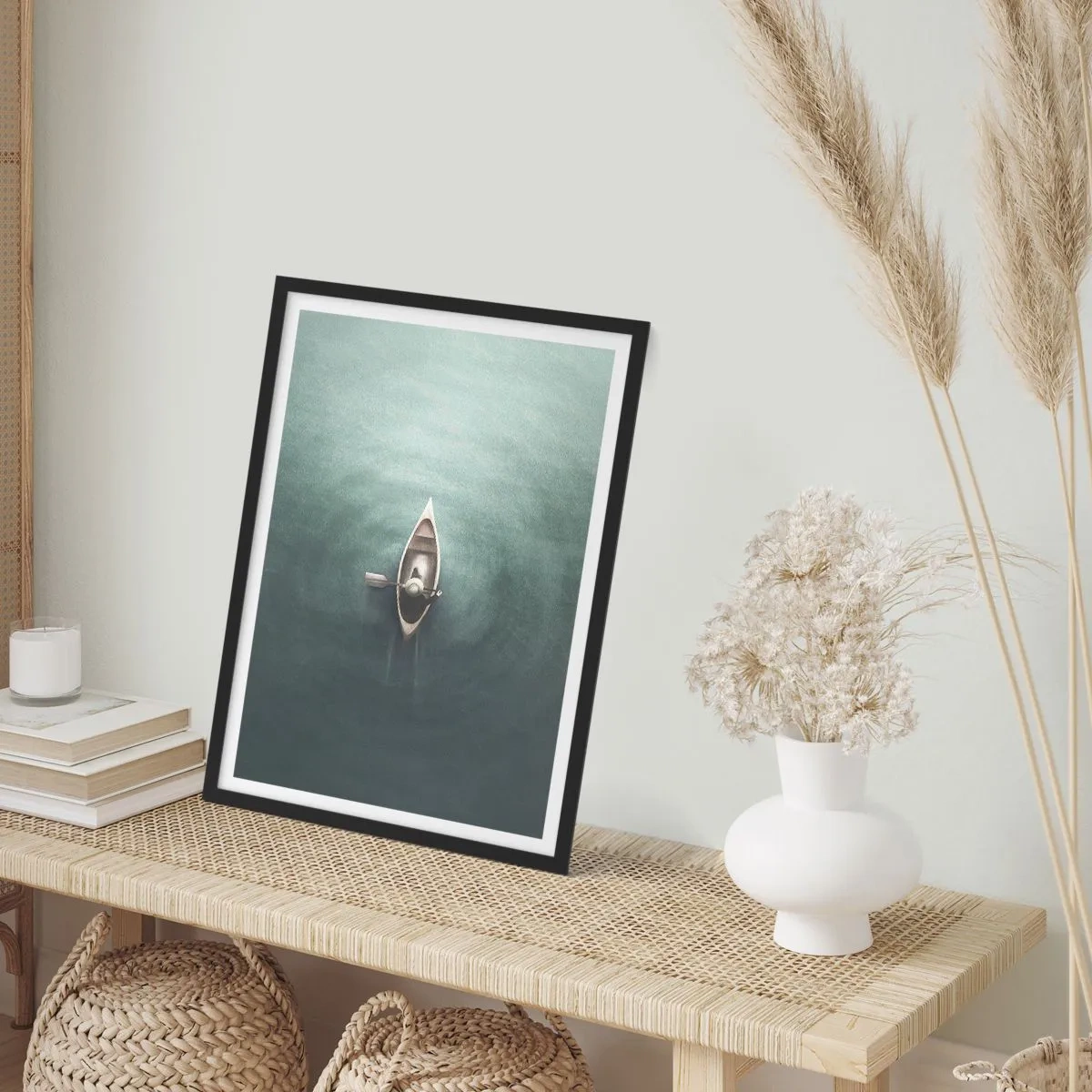 Affisch i svart ram - En fågelperspektiv av en båt som driver på lugnt vatten - 50x70cm - Över en månbelyst sjö - Modern väggdekoration för vardagsrum och sovrum ARTTOR