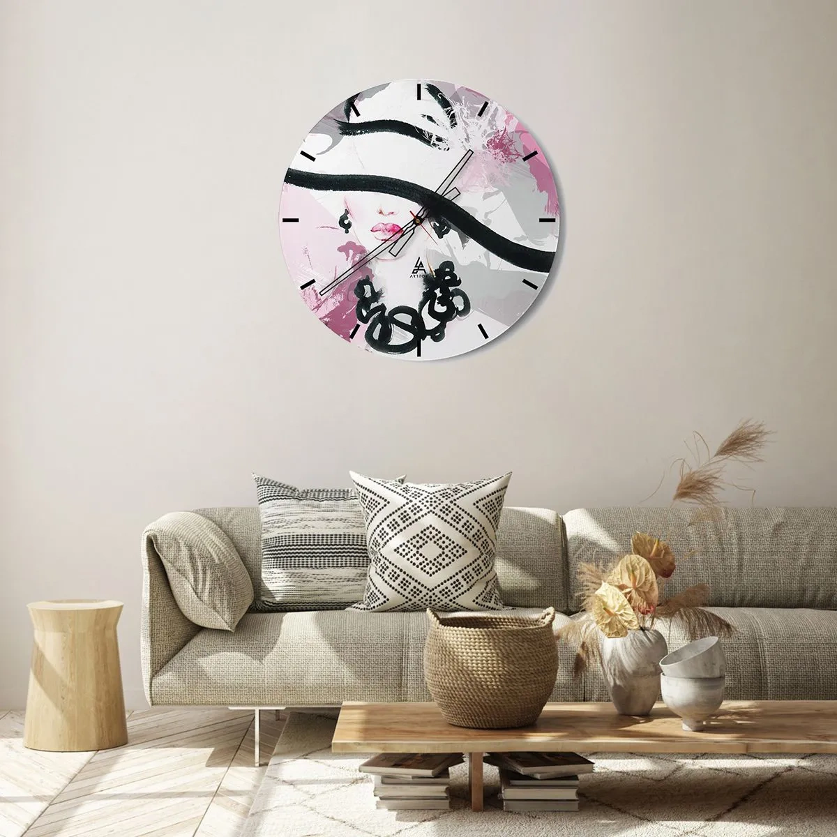 Väggklocka - Klocka på glas - Ett elegant porträtt av en kvinna i svart och rosa stil - 30x30cm - En damportätt i svart och rosa - Modern väggdekoration för vardagsrum, kök och sovrum ARTTOR