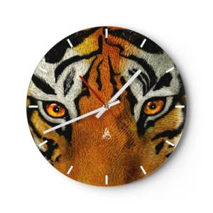 Väggklocka - Klocka på glas - En närbild av tigerns intensiva blick - 30x30cm - Farlig och vacker - Modern väggdekoration för vardagsrum, kök och sovrum ARTTOR