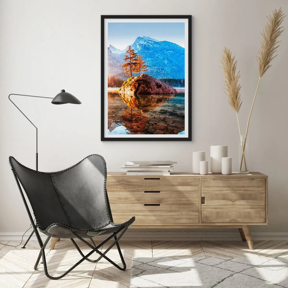 Affisch i svart ram - Träd på en klippa reflekteras i en lugn sjö - 50x70cm - Naturen i ett nytt ljus - Modern väggdekoration för vardagsrum och sovrum ARTTOR