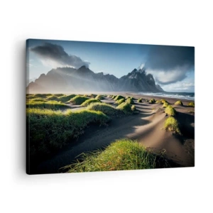Canvastavla - Bild på duk - Gröna sanddyner med berg i bakgrunden under en blå himmel - 70x50cm - Elementens harmoni - Modern väggdekoration för vardagsrum och sovrum ARTTOR