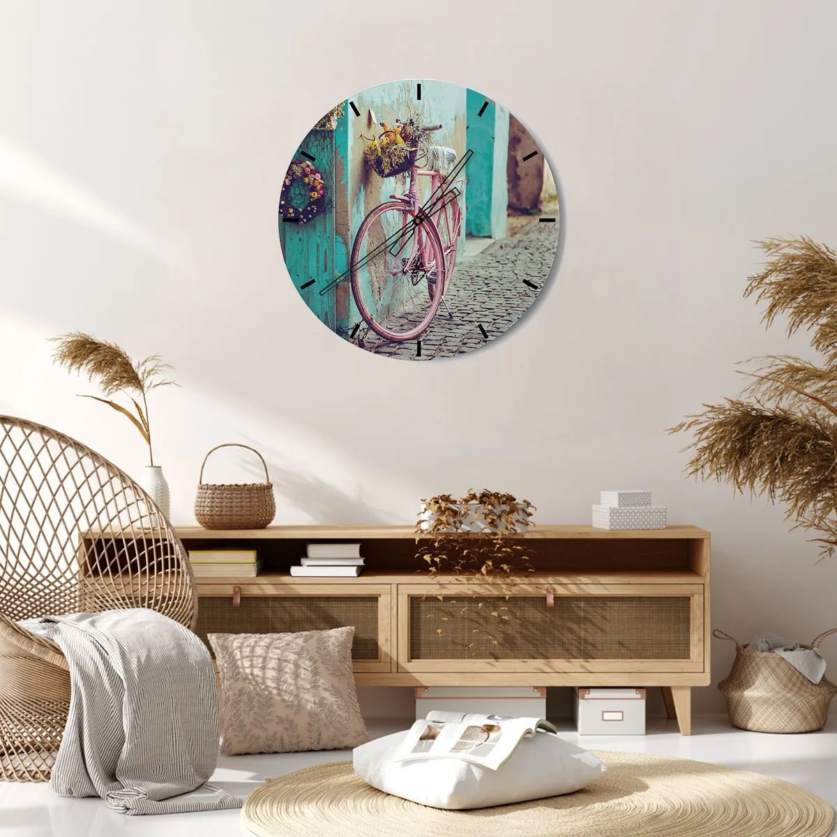 Väggklocka - Klocka på glas - En rosa cykel bredvid en turkos vägg på en kullerstensgata - 30x30cm - Strax tillbaka - Modern väggdekoration för vardagsrum, kök och sovrum ARTTOR