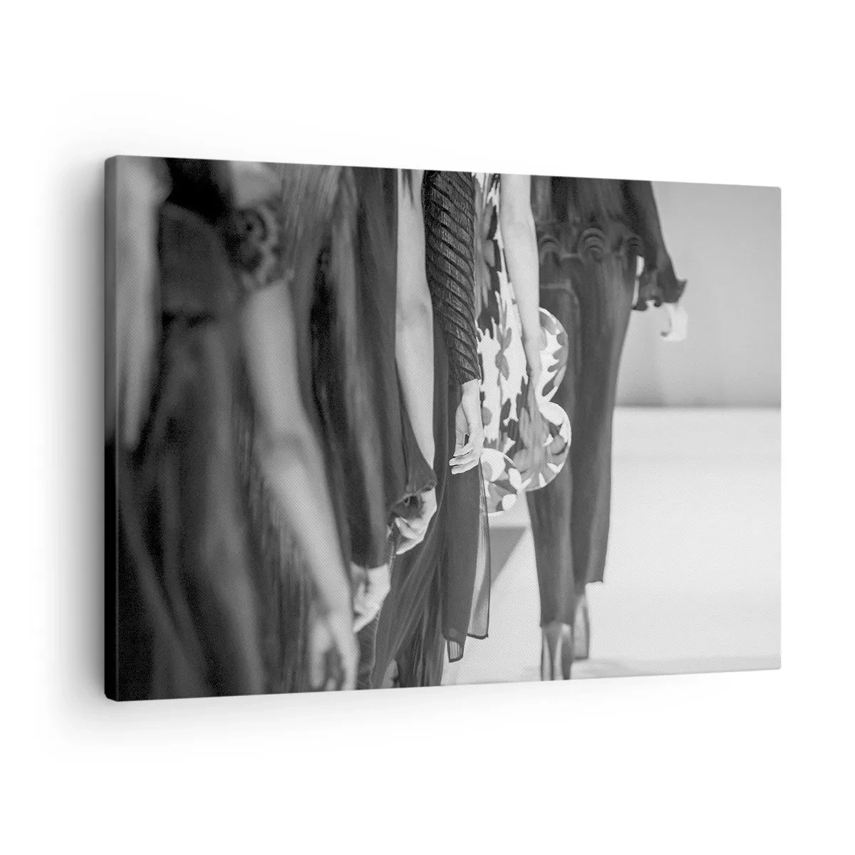 Canvastavla - Bild på duk - En svartvit catwalkscen som visar detaljerna i klänningarna och modellernas figurer. - 70x50cm - En elegant parad - Modern väggdekoration för vardagsrum och sovrum ARTTOR