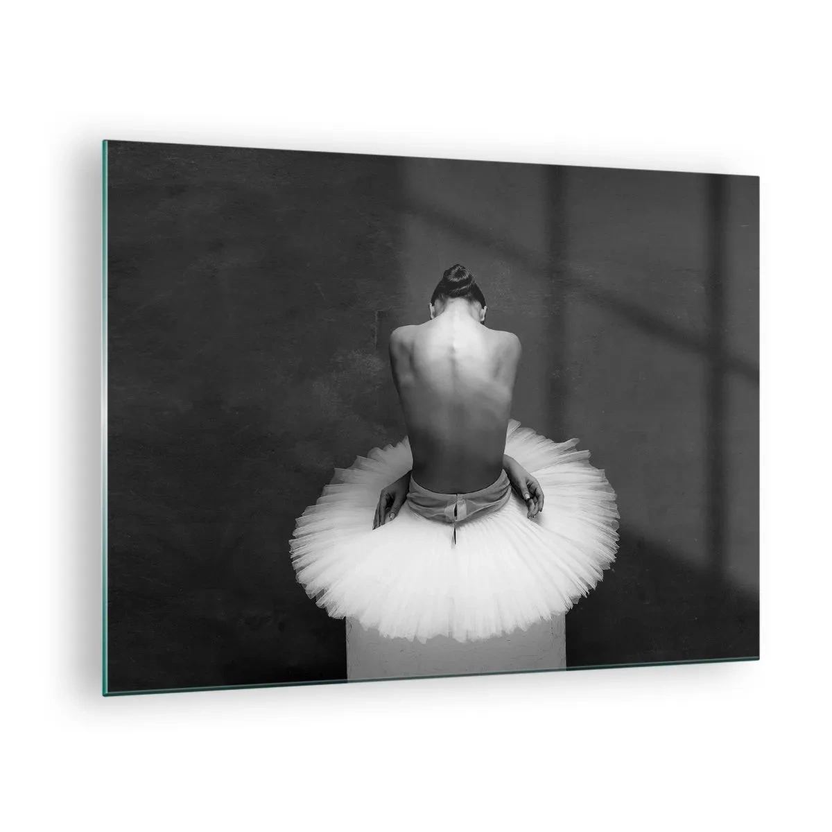 Glastavla - Bild på glas - En sittande ballerina i tyllkjol mot en skugga - 70x50cm - Hon blommar ut - Modern väggdekoration för vardagsrum och sovrum ARTTOR