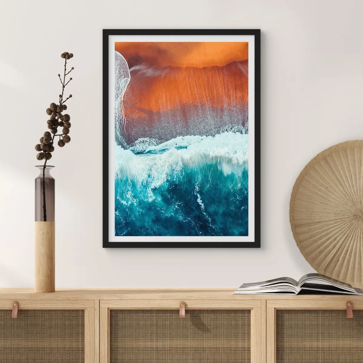 Affisch i svart ram - Havsvågor som slår mot stranden med varmfärgad sand - 50x70cm - En touch av havet - Modern väggdekoration för vardagsrum och sovrum ARTTOR