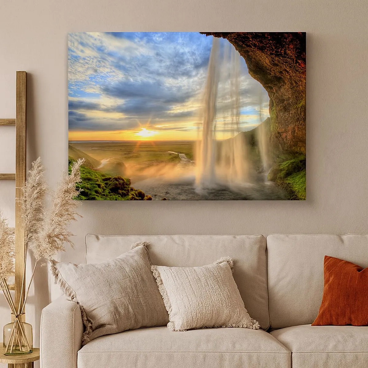 Canvastavla - Bild på duk - Ett vattenfall upplyst av solljus mot en landskapsbakgrund - 70x50cm - Världen bakom ridå av droppar - Modern väggdekoration för vardagsrum och sovrum ARTTOR