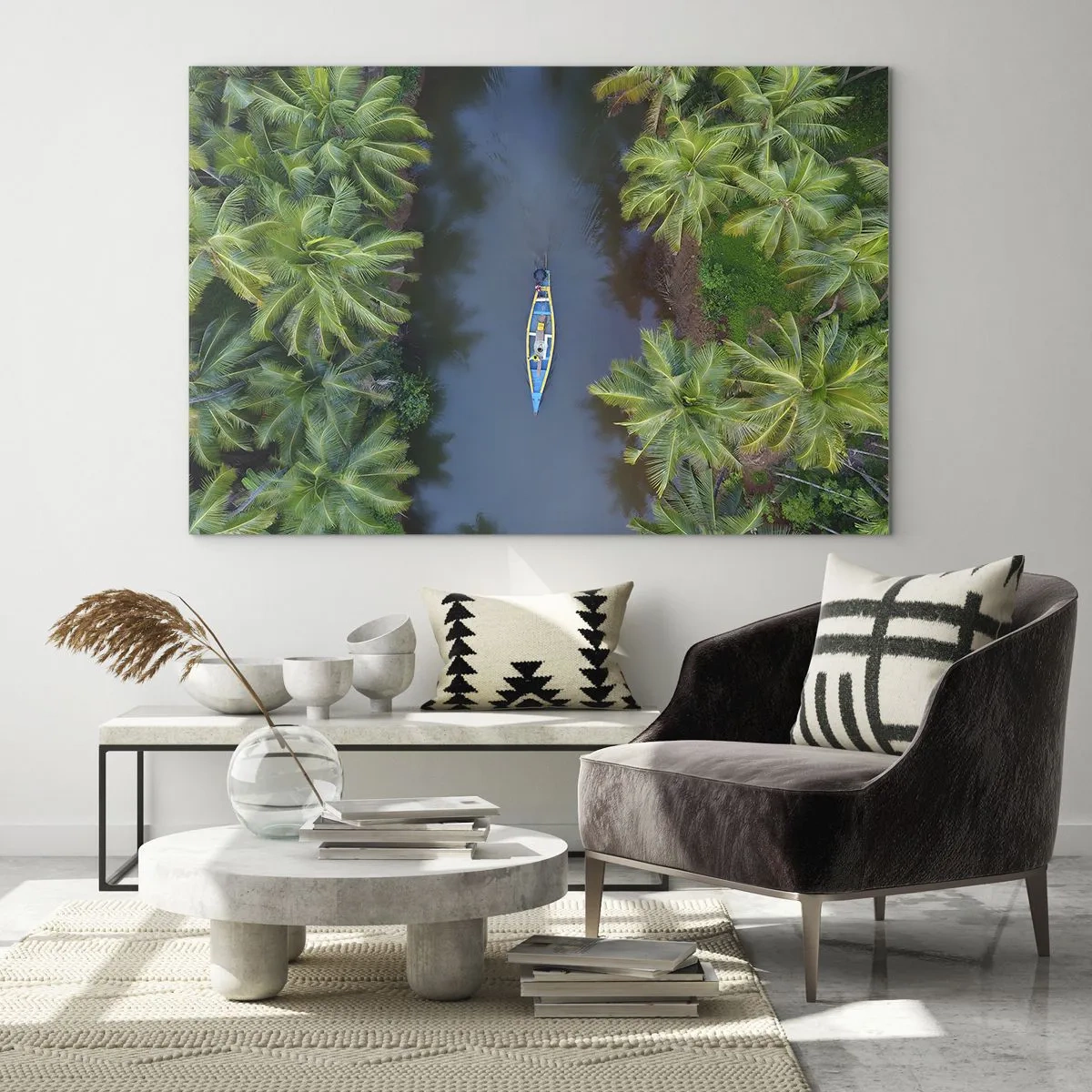 Glastavla - Bild på glas - En fågelperspektiv av en båt som seglar genom en kanal bland tropiska palmer - 70x50cm - På en tropisk stig - Modern väggdekoration för vardagsrum och sovrum ARTTOR