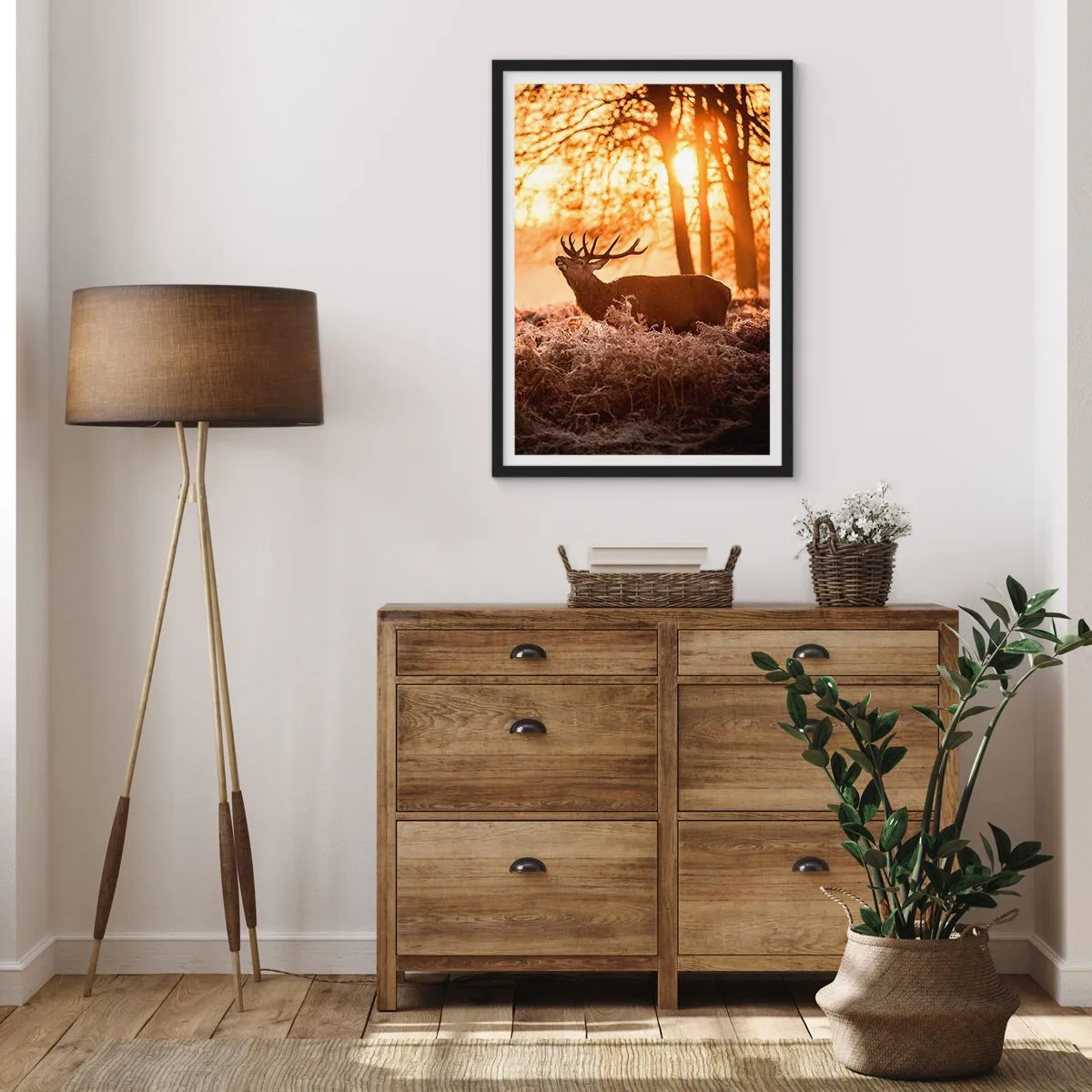 Affisch i svart ram - Hjort i den uppgående solens strålar mot bakgrund av skogen - 50x70cm - Jägarens dröm - Modern väggdekoration för vardagsrum och sovrum ARTTOR