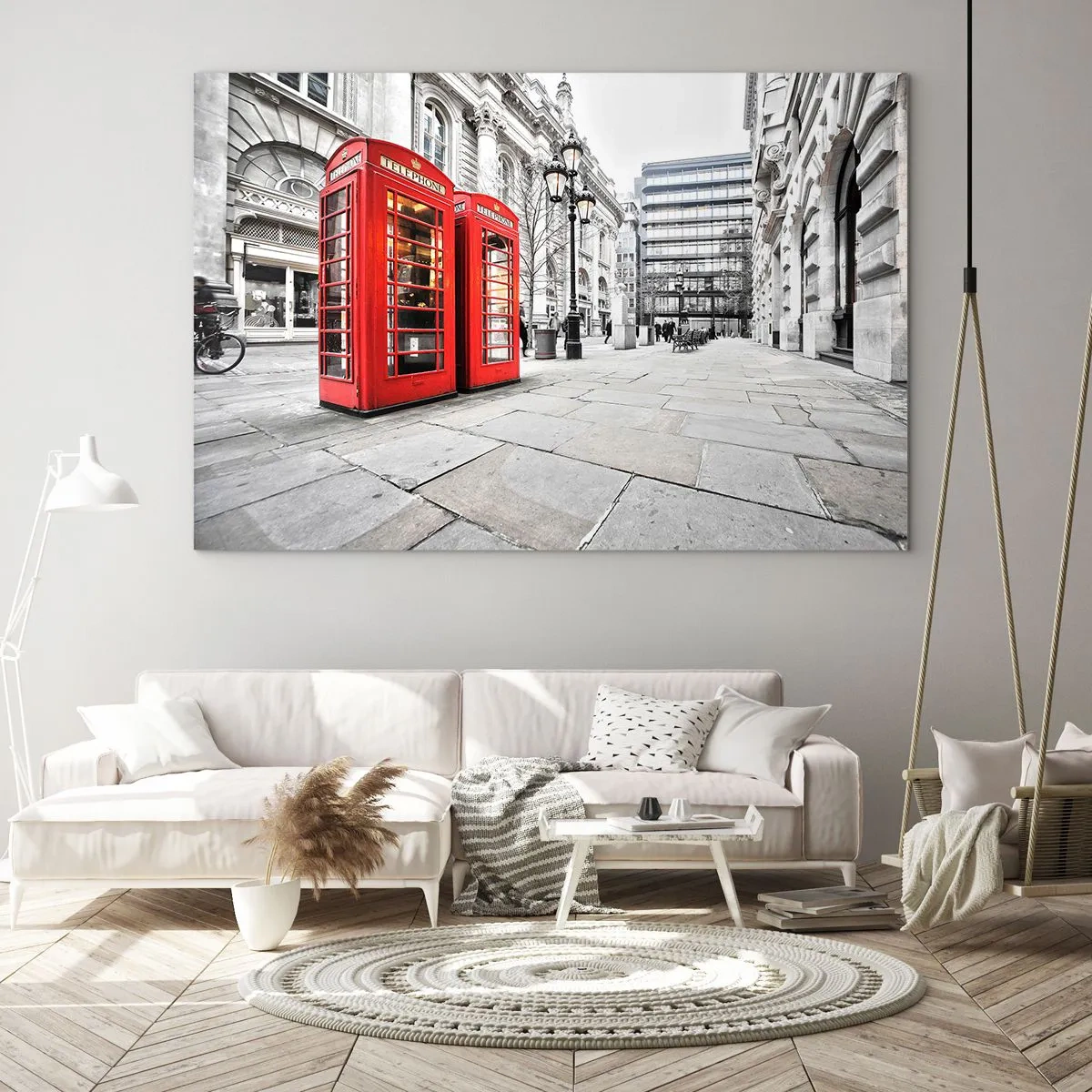 Glastavla - Bild på glas - Röda telefonkiosker mot bakgrund av en stadsgata - 70x50cm - Welcome to London - Modern väggdekoration för vardagsrum och sovrum ARTTOR