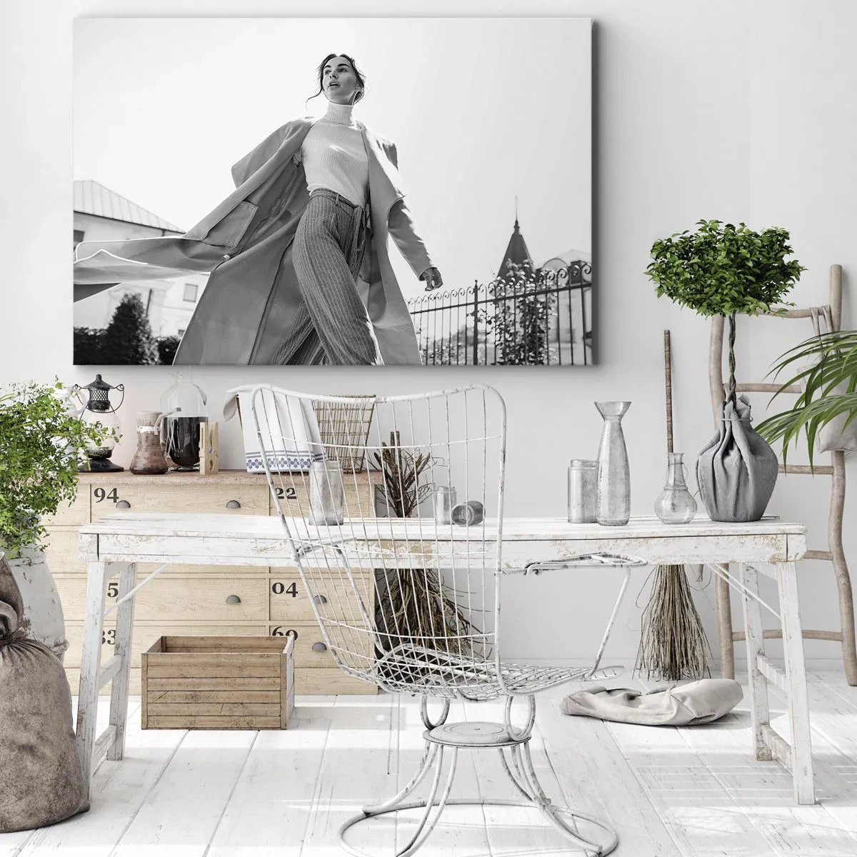 Canvastavla - Bild på duk - Snygg kvinna i kappa mot en svartvit arkitektonisk bakgrund - 70x50cm - Följer du med mig? - Modern väggdekoration för vardagsrum och sovrum ARTTOR