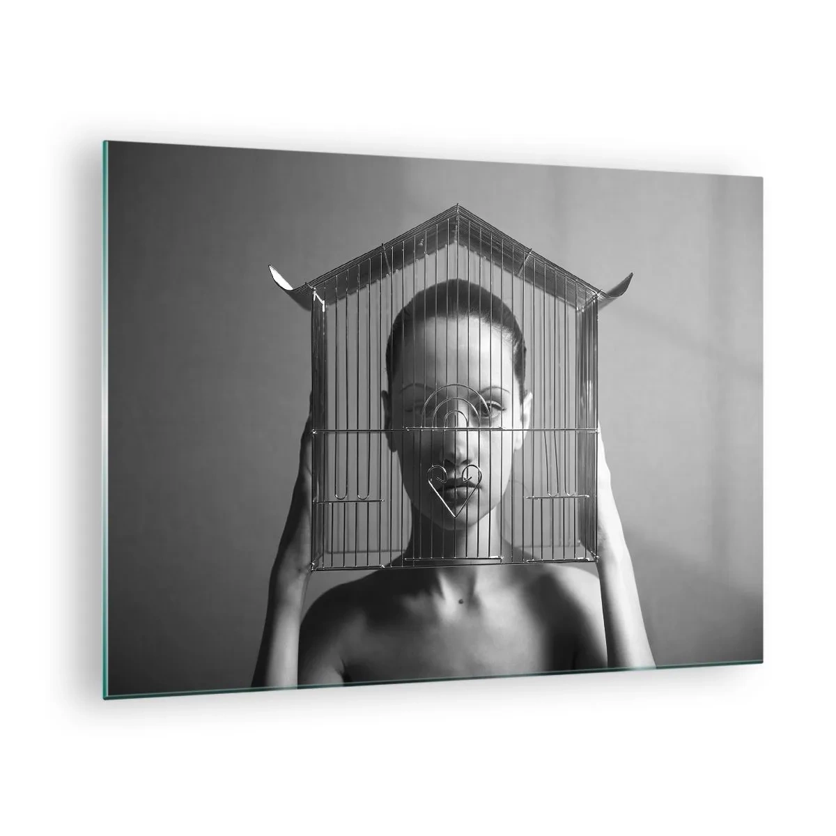 Glastavla - Bild på glas - Kvinna med en husformad bur i ansiktet i svartvitt - 70x50cm - Något surrealistisk porträtt - Modern väggdekoration för vardagsrum och sovrum ARTTOR