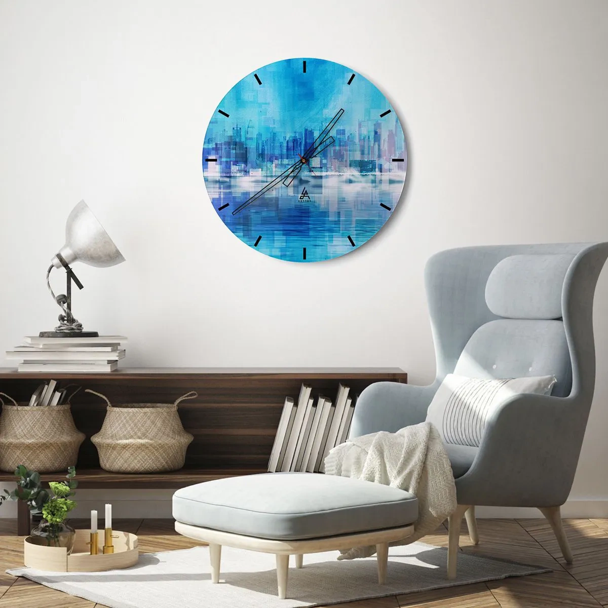 Väggklocka - Klocka på glas - Ett stadspanorama i nyanser av blått och lila med en abstrakt effekt. - 30x30cm - Försänkta i blått - Modern väggdekoration för vardagsrum, kök och sovrum ARTTOR