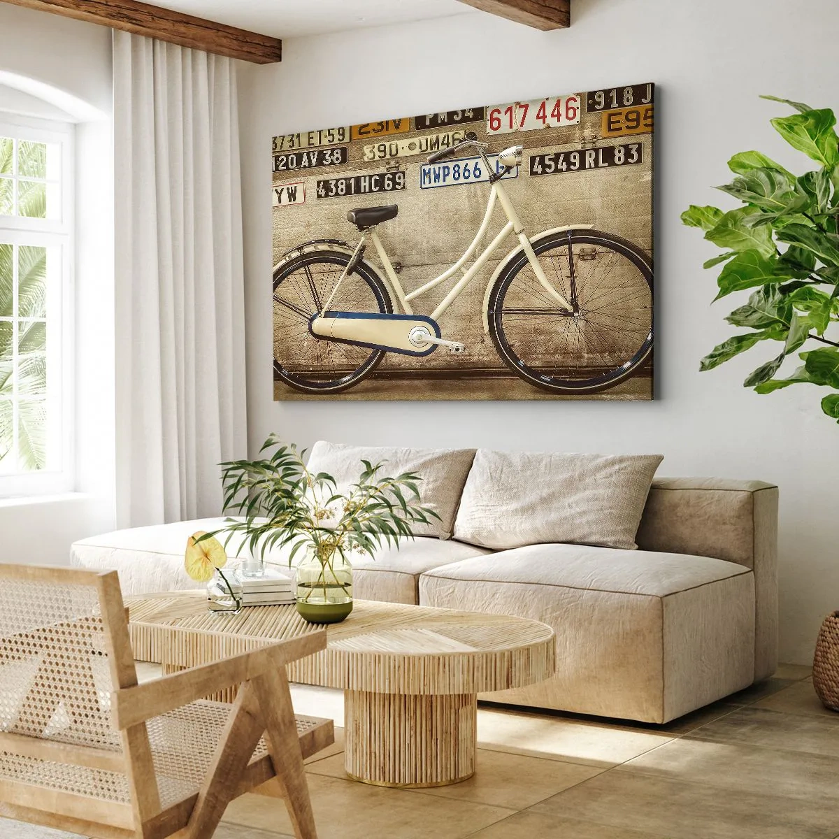 Canvastavla - Bild på duk - En retrocykel mot en vägg dekorerad med registreringsskyltar - 70x50cm - Utan komplex - Modern väggdekoration för vardagsrum och sovrum ARTTOR