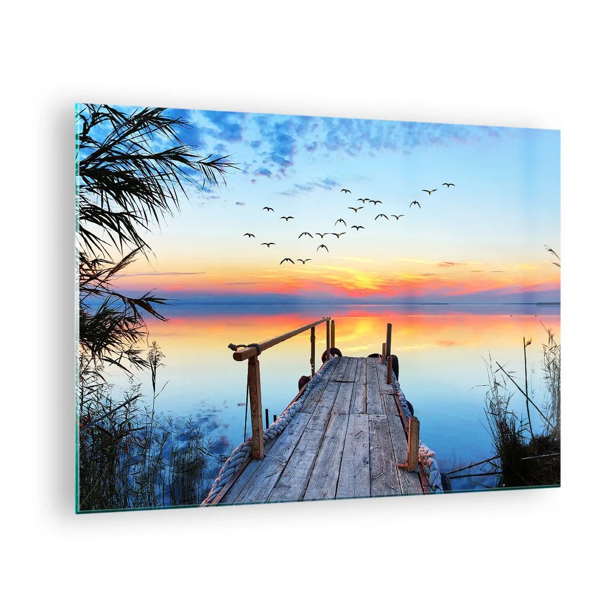 Glastavla - Bild på glas - En träbrygga över en sjö vid solnedgången med en flock fåglar som flyger över huvudet - 70x50cm - Dags att vända hem... - Modern väggdekoration för vardagsrum och sovrum ARTTOR