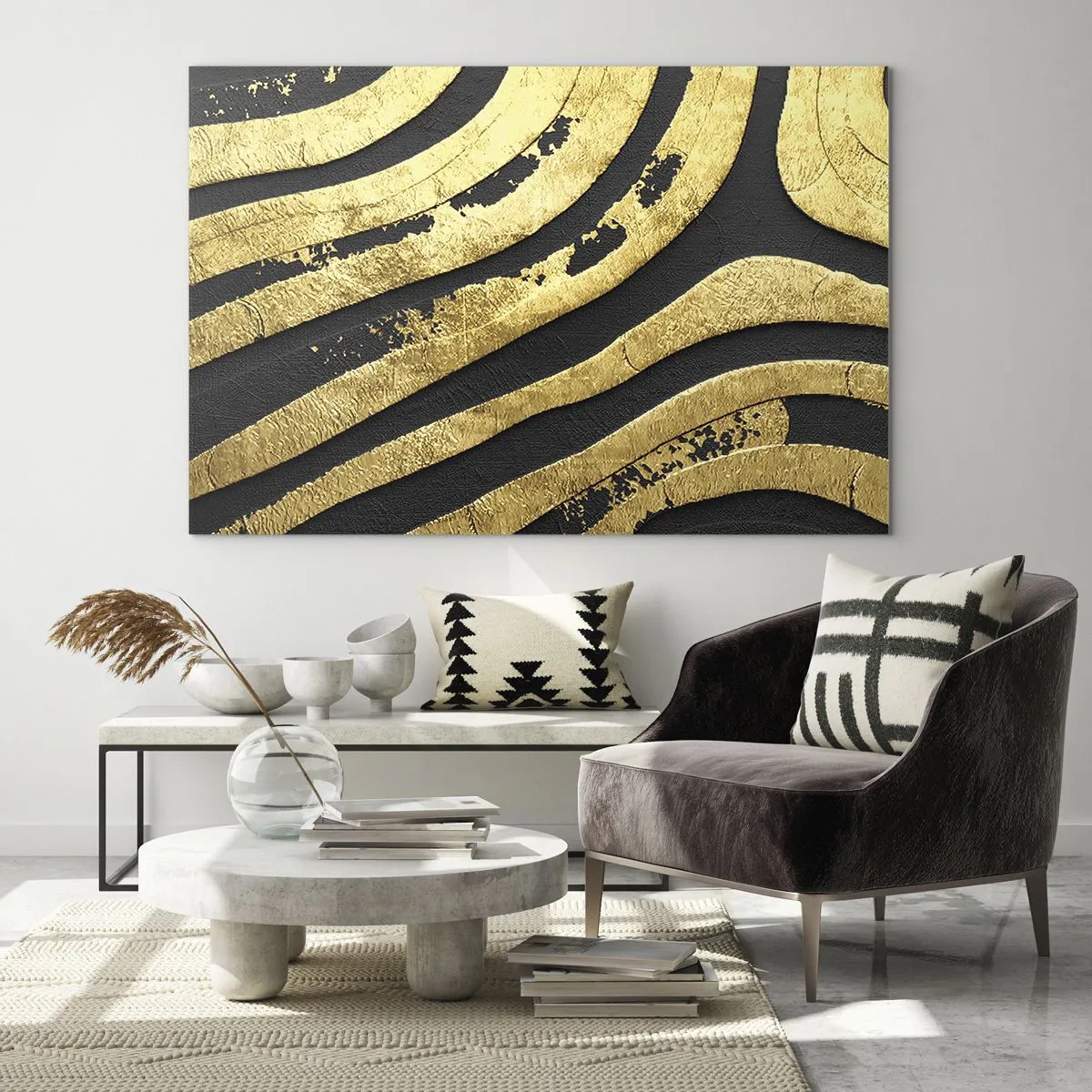 Glastavla - Bild på glas - Gyllene abstrakta linjer på svart bakgrund i glamorös stil - 70x50cm - Allt flyter - Modern väggdekoration för vardagsrum och sovrum ARTTOR