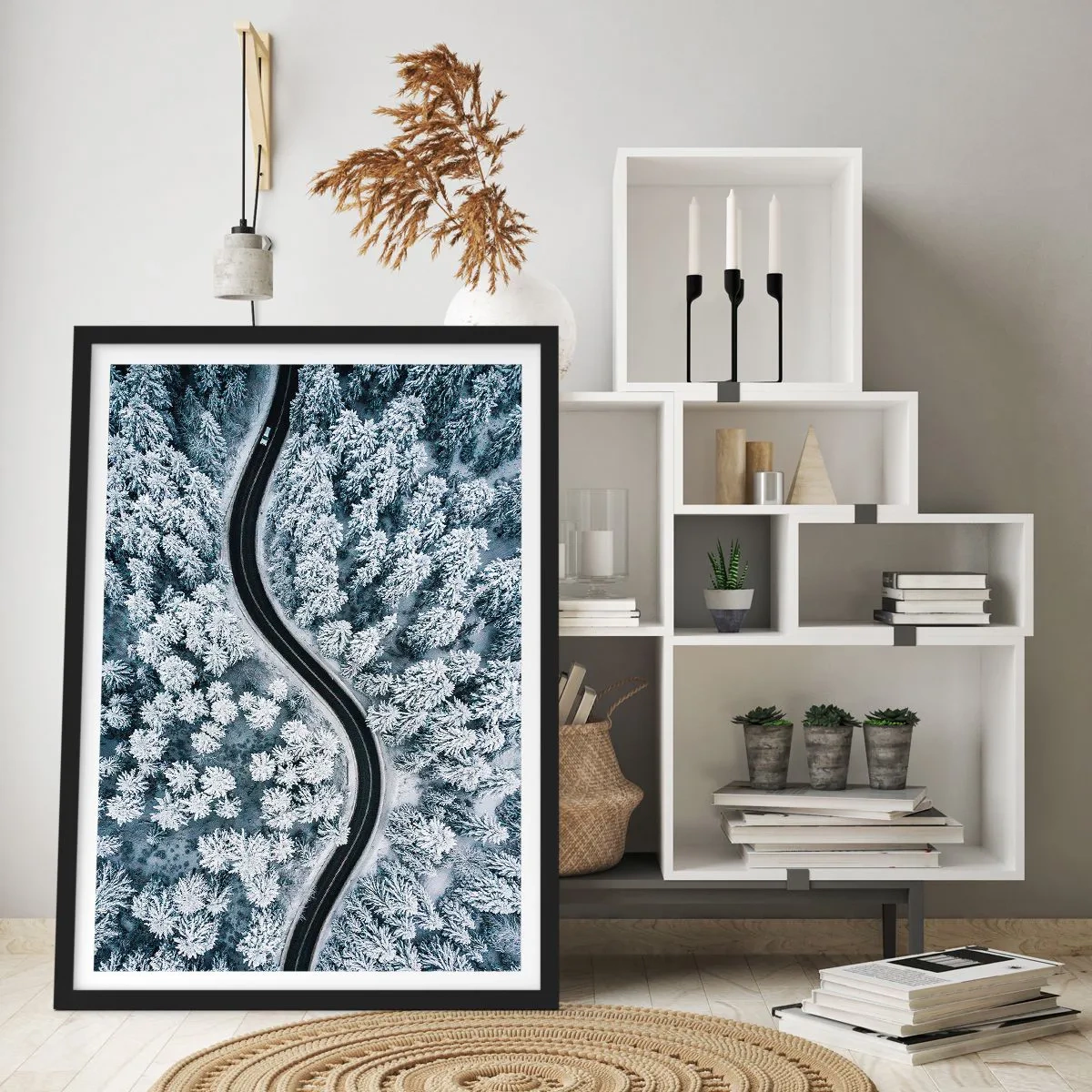 Affisch i svart ram - En pittoresk väg bland snötäckta träd från ett fågelperspektiv - 50x70cm - Genom vinterskogen - Modern väggdekoration för vardagsrum och sovrum ARTTOR