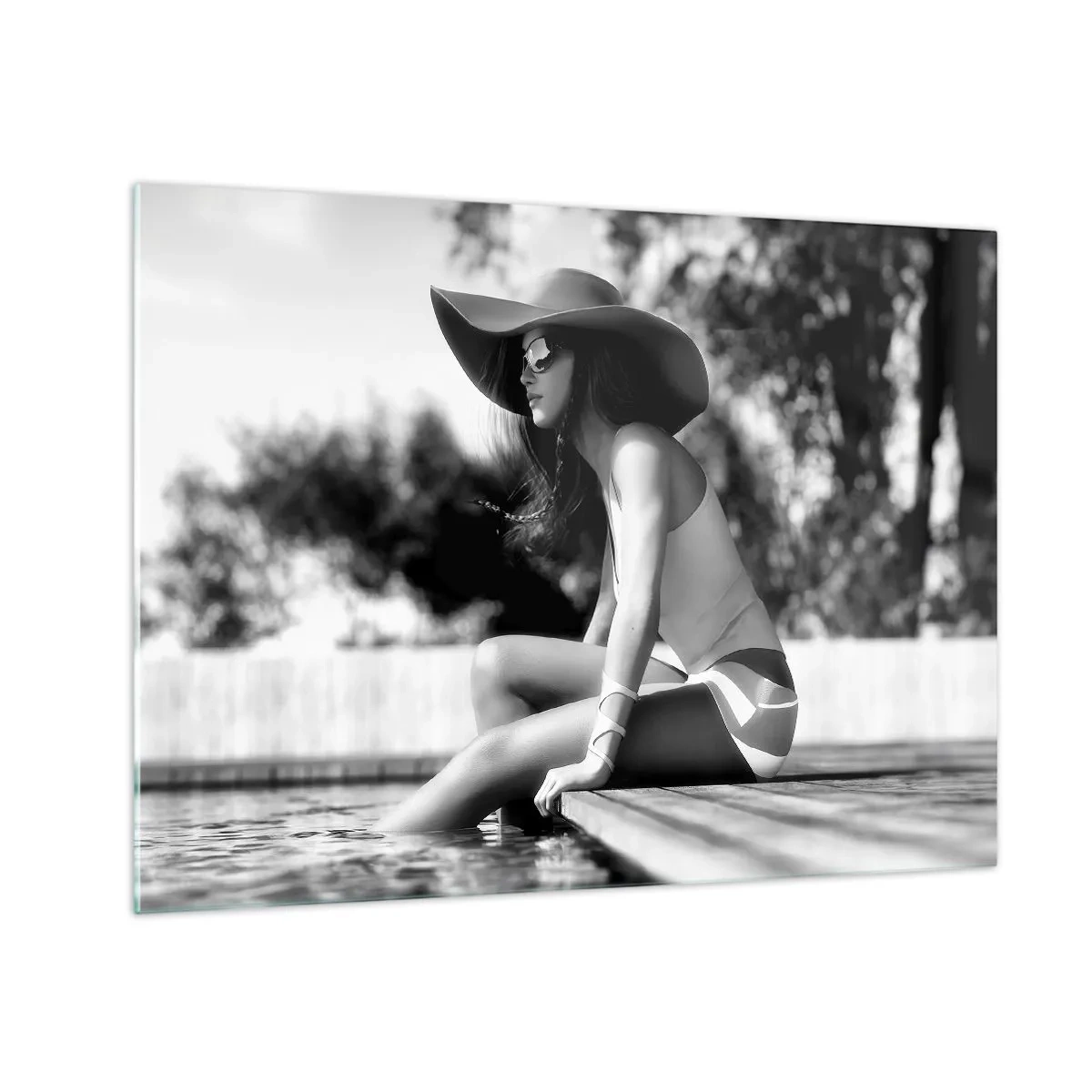 Glastavla - Bild på glas - Kvinna med hatt som sitter vid poolen i svartvitt - 70x50cm - En sommardröm - Modern väggdekoration för vardagsrum och sovrum ARTTOR
