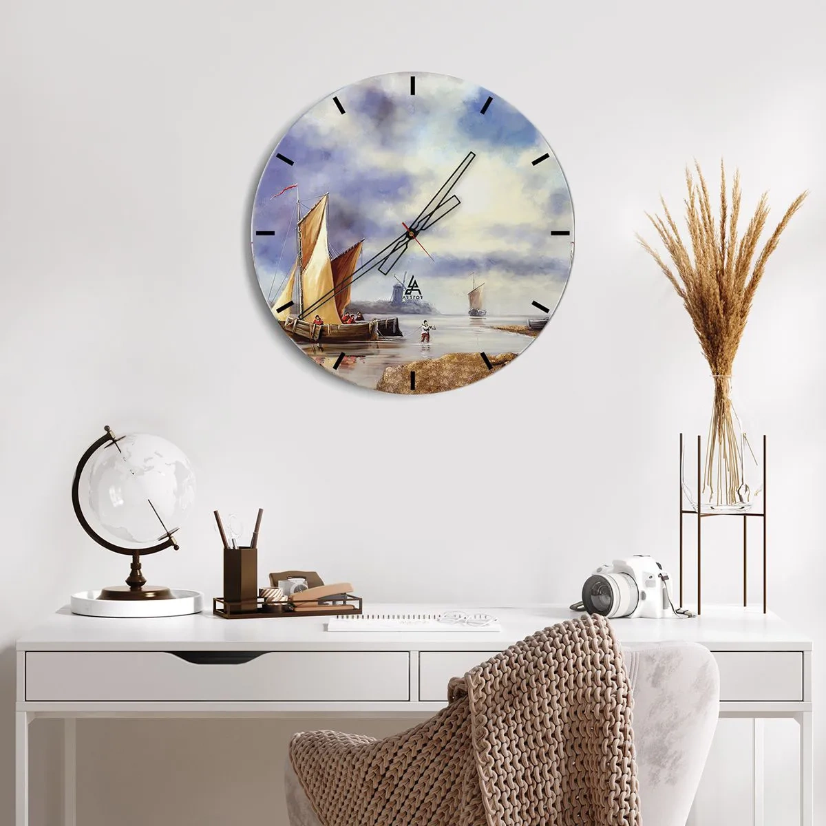 Väggklocka - Klocka på glas - Segelbåtar på lugnt vatten med utsikt över en väderkvarn - 30x30cm - Seglarnas hemkomst - Modern väggdekoration för vardagsrum, kök och sovrum ARTTOR
