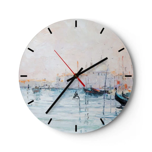 Väggklocka - Klocka på glas - En impressionistisk målning av en hamn med båtar på lugnt vatten. - 30x30cm - Bortom vatten, bortom dimma - Modern väggdekoration för vardagsrum, kök och sovrum ARTTOR