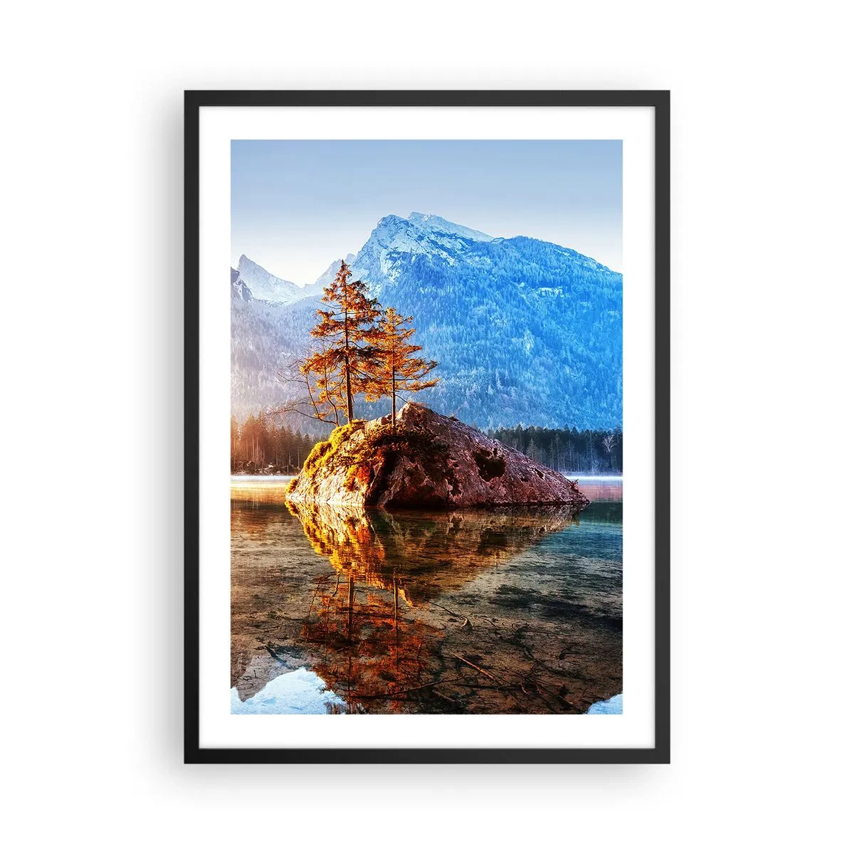 Affisch i svart ram - Träd på en klippa reflekteras i en lugn sjö - 50x70cm - Naturen i ett nytt ljus - Modern väggdekoration för vardagsrum och sovrum ARTTOR
