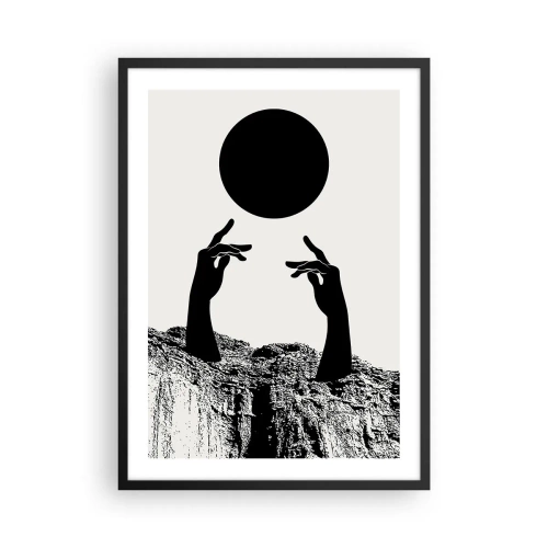Affisch i svart ram - Symboliska händer som sträcker sig efter en svart boll mot en bakgrund av stenar - 50x70cm - Surrealistisk komposition: solen och resten - Modern väggdekoration för vardagsrum och sovrum ARTTOR