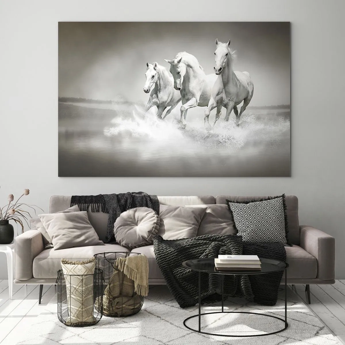Glastavla - Bild på glas - Tre vita hästar galopperar genom vattnet - 70x50cm - Vit vildhet - Modern väggdekoration för vardagsrum och sovrum ARTTOR