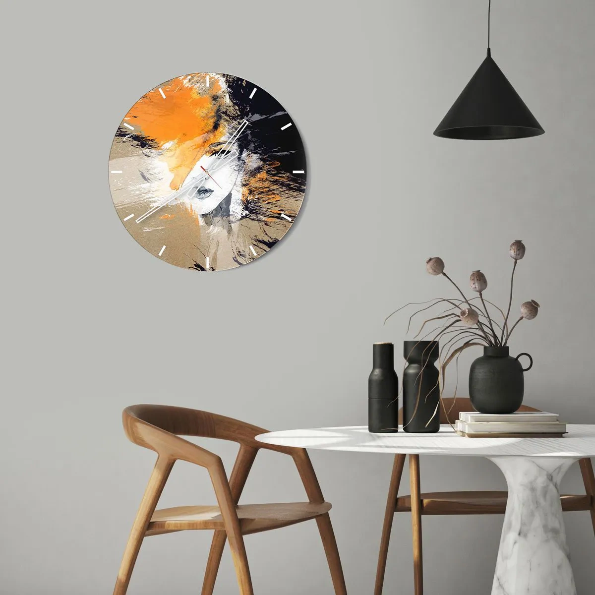 Väggklocka - Klocka på glas - Abstrakt porträtt av en kvinna i varma nyanser av orange och beige. - 30x30cm - Och så blir det ljus - Modern väggdekoration för vardagsrum, kök och sovrum ARTTOR