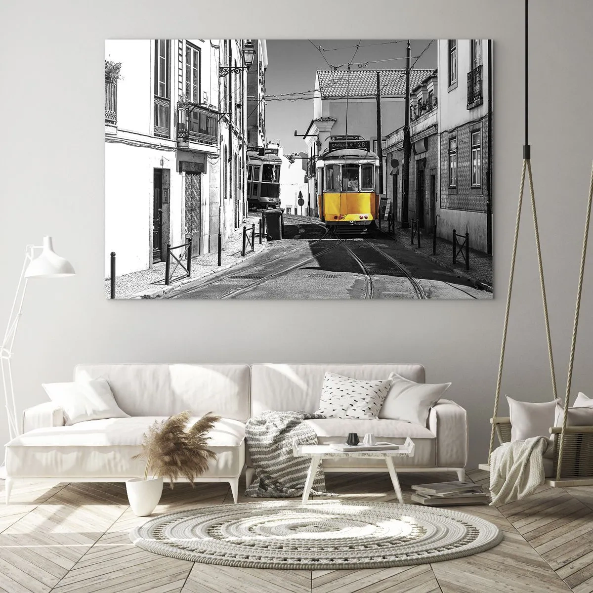 Glastavla - Bild på glas - En gul spårvagn på en svartvit gata i en europeisk stad. - 70x50cm - Lissabons anda - Modern väggdekoration för vardagsrum och sovrum ARTTOR