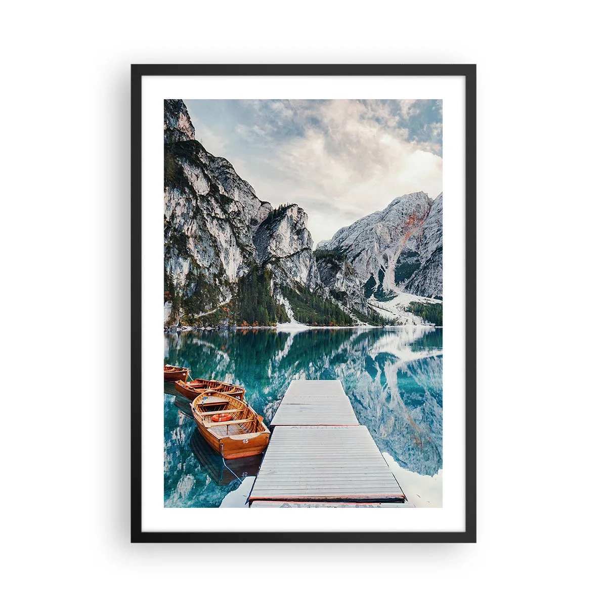 Affisch i svart ram - En bergsjö med träbåtar och en pir - 50x70cm - Vi visar dig skönhet - Modern väggdekoration för vardagsrum och sovrum ARTTOR
