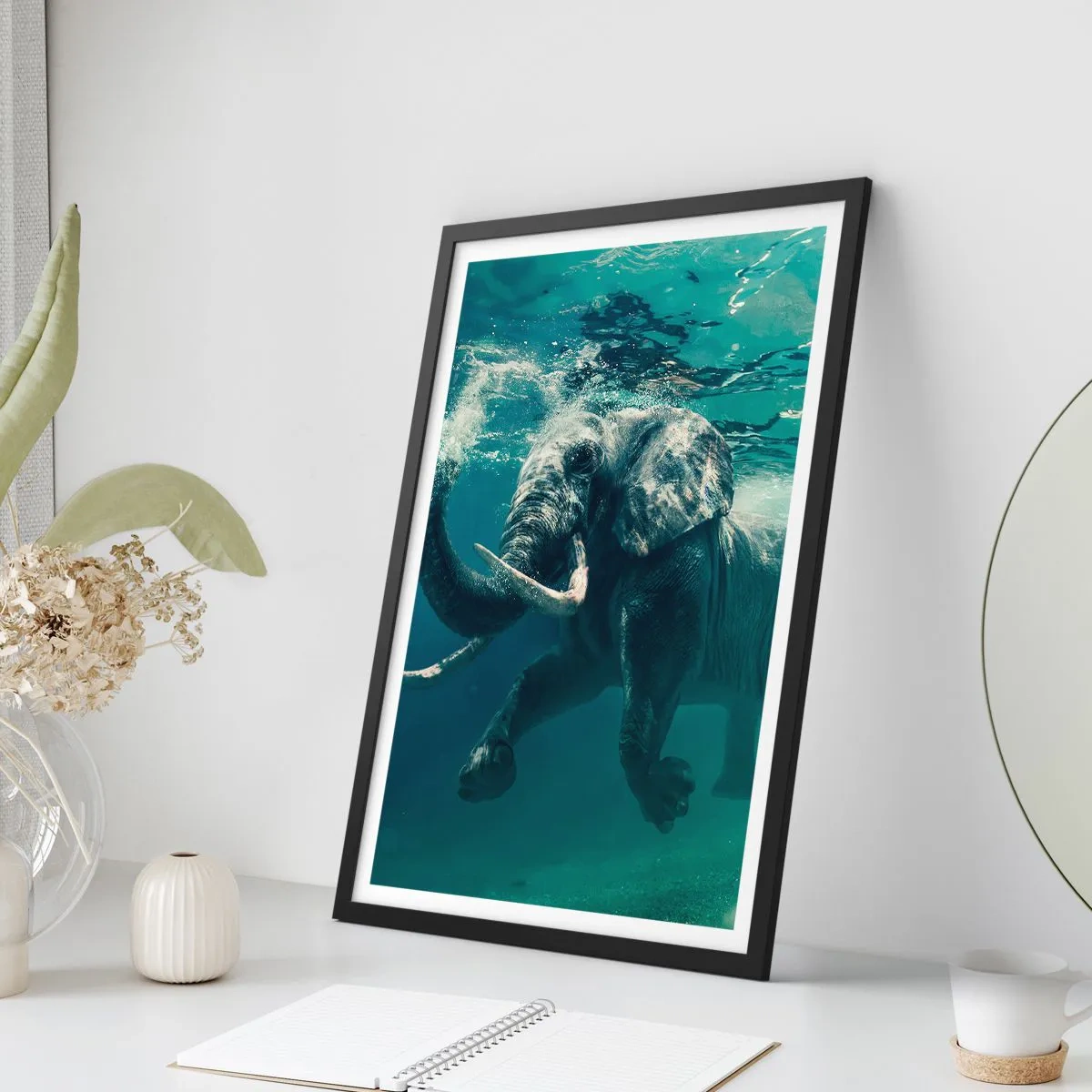 Affisch i svart ram - En elefant som simmar i turkost vatten - 50x70cm - Alla tycker om att simma - Modern väggdekoration för vardagsrum och sovrum ARTTOR